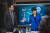 파란색 재킷에 검정 디스코 칼라 블라우스를 입은 김혜수. 사진 SBS