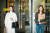 우아한 흰색 코트와 터틀넥 스웨터, 검정 토트백을 든 지선우(왼쪽·김희애)와 캐주얼한 차림의 불륜녀 여다경(한소희)의 상반된 스타일. 사진 JTBC
