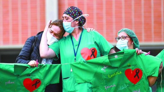 [사진] 스페인, 코로나 사망 간호사 추모