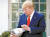 도널드 트럼프 미국 대통령이 지난 3월30일(현지시간) 백악관에서 브리핑 중 코로나19 진단키트를 꺼내 살펴보고 있다. AP=연합뉴스