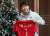 지난해 12월30일 분당에서 신태용 감독이 인도네시아 축구대표팀 유니폼을 들고 활짝 웃고 있다. 인도네시아축구협회가 등번호 1번과 영문명을 새겨 선물한 유니폼이다. 최정동 기자