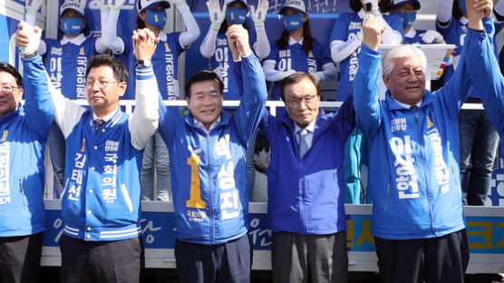 "민주당 만세, 더불어시민당…" "안돼!" 선거법 줄타는 유세장 
