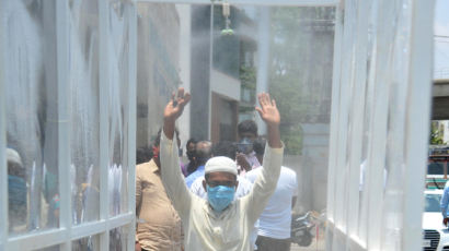 "코로나 옮긴다"며 돌 던졌다···의료진이 되레 구타당하는 인도