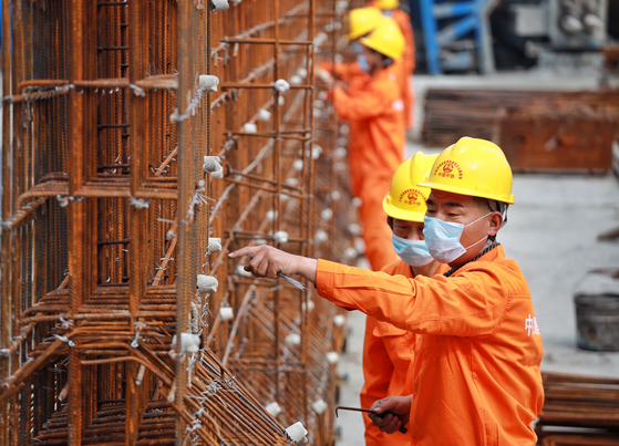 지난 10일 중국 구이저우성 구이양시에서 고속철도 공사를 하고 있는 모습.[신화=연합뉴스]
