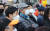 14일 오후 서울 광진구 자양사거리에서 유권자들이 한 정당의 유세를 지켜보고 있다. [연합뉴스]