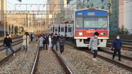 [속보] 신길역 인근서 1호선 열차 탈선···양방향 운행중단 