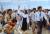 1989년 8월 평양 세계청년학생축전 참가를 위해 방북한 임수경씨가 평양 대동강변에서 평양 시민의 환영을 받고 있다. [중앙포토]