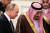 러시아의 블라디미르 푸틴 대통령(왼쪽)이 지난해 10월 사우디아라비아의 수도 리야드를 방문해 살만 국왕가 만나고 있다. 세계 1, 2위 석유 수출국인 사우디와 러시아는 석유 감산을 둘러싸고 협력과 반목을 계속해왔다. 로이터=연합뉴스 