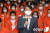 안철수 국민의당 대표가 15일 서울 마포구 서울시당 당사에 마련된 제21대 국회의원선거 개표상황실을 찾아 출구조사 결과와 관련한 입장을 밝히고 있다. [뉴스1]