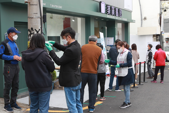 제21대 국회의원선거일인 15일 오전 부산 수영구 민락동 제2투표소가 마련된 미광화랑에서 시민들이 줄서서 투표를 하고 있다.송봉근 기자 