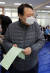 윤석열 검찰총장이 제21대 국회의원선거일인 15일 오전 서울 서초구 원명초등학교에 마련된 투표소에서 기표소로 향하고 있다.2개월 여 만에 언론 카메라에 포착된 윤 총장은 이날 홀로 투표소를 찾아 마스크를 쓴 채 한 표를 행사했다. 뉴스1
