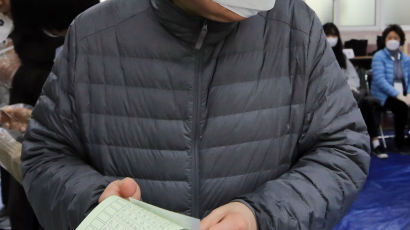 두달만에 모습 드러낸 윤석열···면바지에 패딩 차림으로 투표