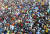 인도 정부의 봉쇄 연장 조치에 항의하는 노동자들이 지난 14일 인도 뭄바이의 반드라 기차역 인근에서 시위를 벌이고 있다.［EPA=연합뉴스］