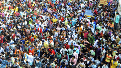 “배고픔이 더 두렵다” … 인도 봉쇄 연장에 노동자 수천명 시위 