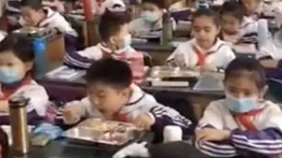 아이는 태연한척 했다···中인터넷 달군 초등생 '시간차 점심'