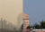 인도 뉴델리의 인디아 게이트. 왼쪽은 대기오염이 심했던 지난해 10월 17일의 모습이고, 오른쪽은 전국적으로 시행된 봉쇄 조치로 대기오염이 줄어든 지난 8일의 모습이다. 로이터=연합뉴스