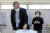 김종인 미래통합당 총괄선거대책위원장과 부인 김미경 여사가 제21대 국회의원선거 투표일인 15일 오전 서울 종로구 하비에르 국제학교에 마련된 평창동 제3투표소에서 비닐장갑을 낀 채 투표함에 용지를 넣고 있다. 뉴스1