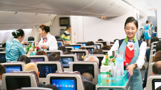 "마스크 벗으면 코로나 감염 우려" 대한항공ㆍ아시아나, 국내선에서 음료 안준다 