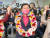 제21대 국회의원 선거 울산 남구을 미래통합당 김기현 후보가 15일 오후 자신의 선거사무소에서 당선이 확실시된다는 개표 방송을 본 뒤 꽃다발을 목에 걸고 환호하고 있다. [연합뉴스]