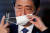 아베 신조 일본 총리는 신종 코로나 사태에 대한 미온적인 대처로 지지율 급락을 겪고 있다. [로이터=연합뉴스]