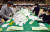 제21대 국회의원선거가 끝난 15일 오후 대전 한밭체육관에 마련된 개표소에서 개표사무원들이 투표용지를 분류작업 하고 있다. 프리랜서 김성태