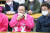 15일 오후 대구시 수성구 범어동 미래통합당 대구시당에서 수성갑에 출마한 주호영 후보가 방송사별 출구조사를 보며 전화를 받고 있다. [연합뉴스]