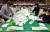 제21대 국회의원선거가 끝난 15일 오후 대전 한밭체육관에 마련된 개표소에서 개표사무원들이 비례대표 투표용지를 분류작업 하고 있다. 김성태 기자