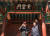 율곡 선생의 15대 종손인 이천용(왼쪽) 옹이 ‘파주 이이 유적’ 이종산 관리소장과 함께 자운서원 자운문 앞에 서 있다. [사진 백종하]