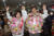 제21대 총선에서 강릉선거구 무소속 권성동 후보가 당선이 확실시되자 15일 지지자로부터 꽃다발을 받고 인사하고 있다. 연합뉴스