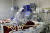 이란 의료진이 테헤란의 한 병원에서 신종 코로나 환자를 치료하고 있다.［AP=연합뉴스］