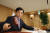 이주열 한국은행 총재가 16일 서울 중구 한국은행에서 열린 금융통화위원회에서 의사봉을 두드리고 있다. 한국은행