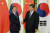 시진핑 중국 국가주석은 20일 오후 신종 코로나바이러스 사태와 관련해 문재인 대통령의 위로 전화를 받고 감사의 뜻을 표시했다. 사진은 지난해 12월 23일 베이징에서 만난 문 대통령과 시 주석. [연합뉴스]