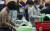 16일 서울 종로구 경복고등학교에 마련된 개표소에서 개표원들이 제21대 국회의원 선거 비례정당 투표용지 수개표를 하고 있다. 뉴스1