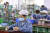 지난 2월 18일 중국 광둥성 포산시의 한 가전 부품 공장에서 직원들이 마스크를 쓴 채 작업을 하고 있다. 중국 정부는 신종 코로나로 멈춰섰던 공장들의 재개를 독려하고 있다. [EPA=연합뉴스]
