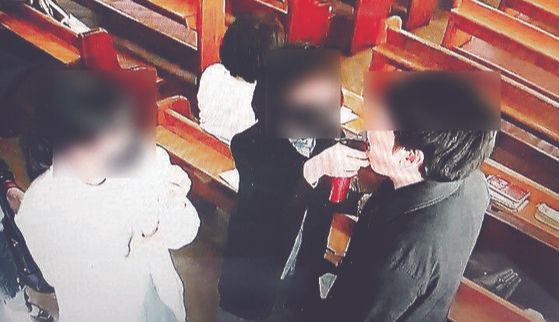 경기도 성남 은혜의 강 교회에서 코로나19를 예방한다며 신도들 입에 스프레이를 넣고 소금물을 뿌리고 있다. 중앙포토=경기도 제공