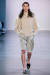 일상복 차림에 진주 목걸이로 세련미를 더한 라이언 로셰 2020 봄여름 컬렉션. 사진 라이언 로셰