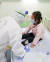 코로나19에 감염된 중국 우한의 어린이 환자를 의료진이 돌보고 있다. 신화=연합뉴스