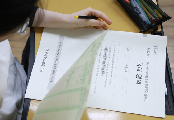 대학수학능력시험 6월 모의평가가 실시된 지난해 6월 4일 오전 서울 영등포구의 한 고교 학생들이 시험 시작 전 언어 영역 시험지를 받고 있다. 뉴스1