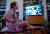 영국 소녀 애블린 애니 홀이 18일(현지시간) 열린 ‘원 월드: 투게더 앳 홈’ 라이브 공연을 런던의 집 거실에 앉아 TV 모니터로 즐기고 있다. 이날 생중계로만 337만 명이 시청했다. [연합뉴스유튜브 캡처]