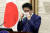 지난 17일 오후 총리관저에서 열린 기자회견을 시작하기 직전 아베 신조 일본 총리가 마스크를 벗고 있다. 로이터=연합뉴스
