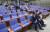 미래통합당 비공개회의가 20일 국회에서 열렸다. 회의에 참가한 당선자와 낙선자가 인사하고 있따. 김재원 예결위원장(왼쪽)과 심재철 원내대표가 자리에 앉아았다. 오종택 기자
