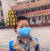 너무 오랫만에 학교에 온 쓰촨성 우성의 한 초등학교 1학년 학생. 마스크를 쓰고 가방을 멘 채 중무장하고 등교한 것까진 좋았는데 갑자기 자신이 몇 학년인지 반은 몇 반인지 생각이 잘 안나 울먹거리며 한참 동안 운동장을 헤맸다. [중국 쏘후망 캡처]