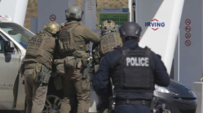 경찰복 입고 12시간 쏴댔다···캐나다 총기난사, 10여명 사망