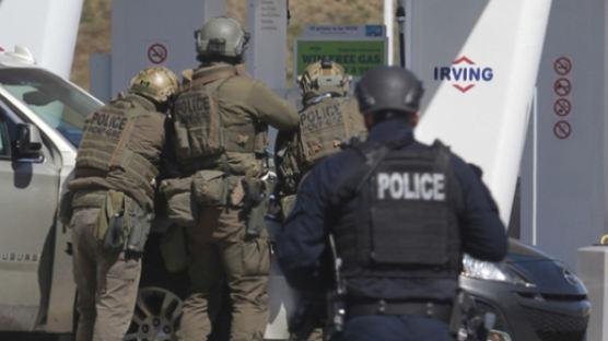 경찰복 입고 12시간 쏴댔다···캐나다 총기난사, 10여명 사망