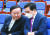 20일 의원총회에 참석한 통합당 심재철 대표권한대행(오른쪽)과 김재원 정책위의장. 오종택 기자