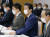 아베 신조(安倍晋三) 일본 총리가 16일 일본 총리관저에서 열린 신종 코로나바이러스 감염증(코로나19) 대책본부 회의에서 긴급사태를 전국으로 확대한다고 발표하고 있다. 연합뉴스