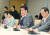 2018년 6월 총리관저에서 열린 아동학대방지대책 관계각료회의에 출석한 스가 장관(오른쪽 첫째),그 왼쪽이 아베 신조 총리. [사진=지지통신 제공] 