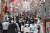 지난 19일 오후 일본 도쿄도 시나가와구의 상점가에서 마스크를 쓴 사람들이 이동하고 있다. 연합뉴스