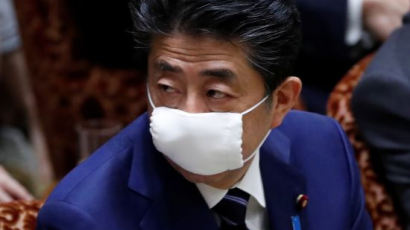 핫해진 日 10만엔, "안 받겠다"는 아베 VS "받겠다"는 정치인들
