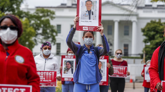 [서소문사진관]미국 간호사들, 코로나19로 사망한 동료 사진들고 백악관 시위 